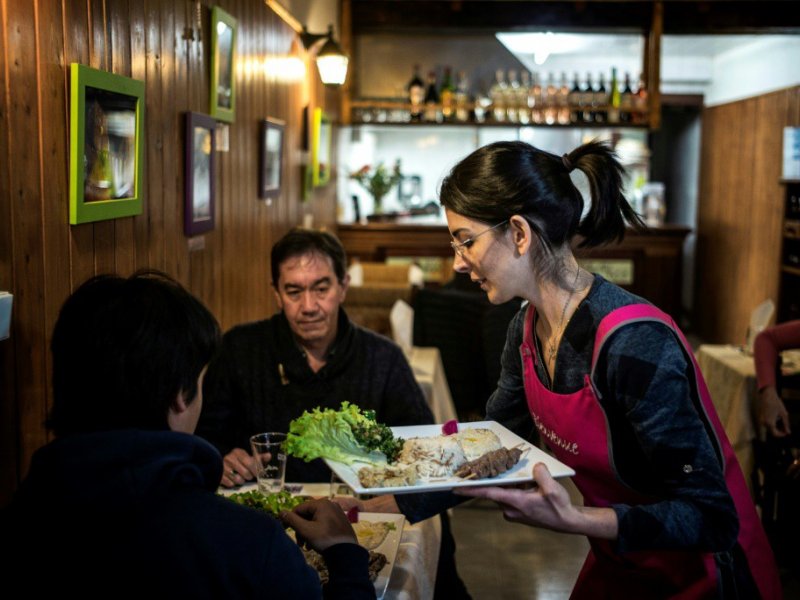 Rima Asfar, une réfugiée syrienne, dans le restaurant qu'elle tient avec son mari, le  "Délices d'Alep", le 29 décembre 2016 à Tournus - JEFF PACHOUD [AFP]