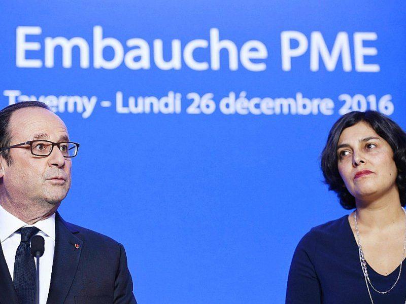 François Hollande et la ministre du Travail Myriam lors d'une visite à l'usine ETNA le 26 décembre 2016 à Taverny - Lionel BONAVENTURE [POOL/AFP/Archives]