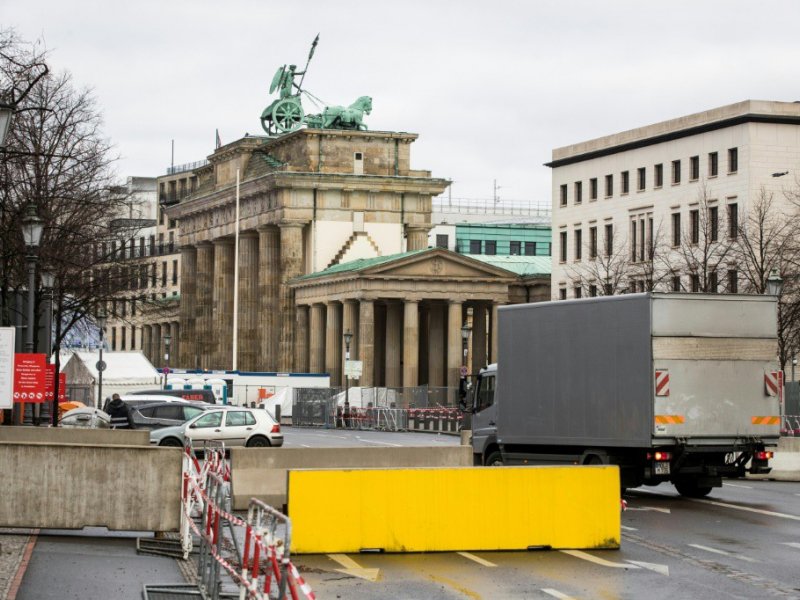 Installation de barrage autour de la porte de Brandebourg le 29 décembre 2016 à Berlin - Odd ANDERSEN [AFP]