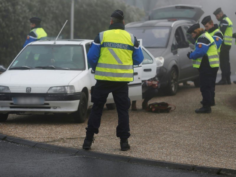 Des véhicules contrôlés par des gendarmes le 30 décembre 2016 à Martainville-Epreville en Normandie - CHARLY TRIBALLEAU [AFP]