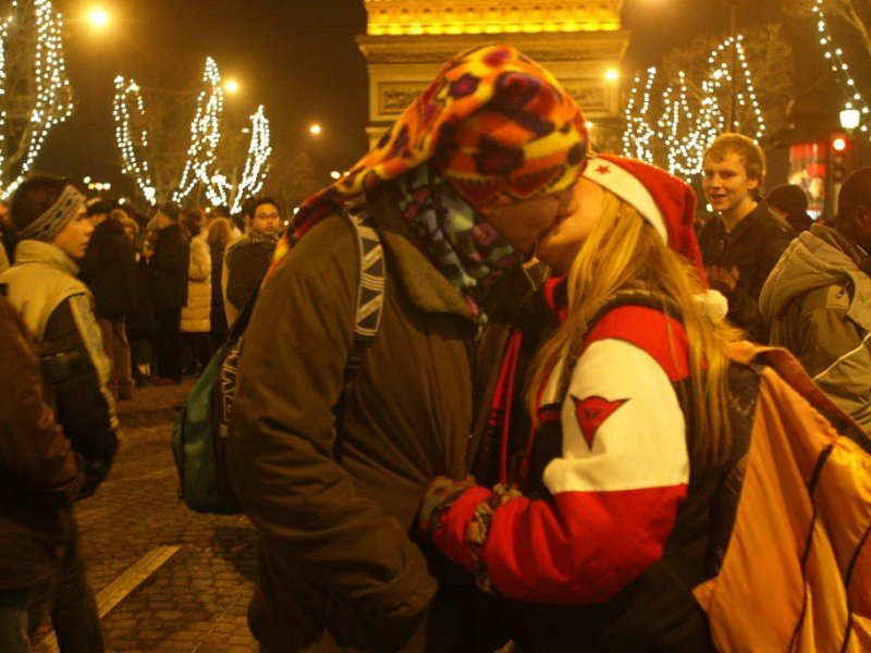 Un couple sur les Champs Elysées le 31 décembre 2002 à Paris - JOEL ROBINE [AFP]