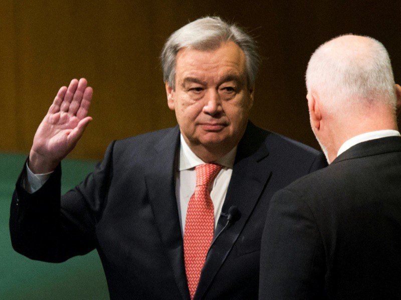 Antonio Guterres prête serment au titre de nouveau secrétaire général des Nations unies devant le président de l'Assemblée générale Peter Thomson, le 12 décembre 2016 à New York - Eduardo Munoz Alvarez [AFP/Archives]