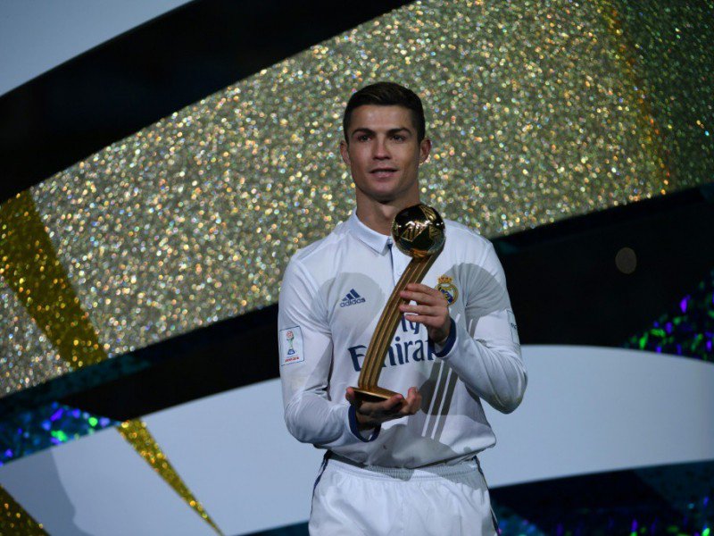 La mégastar Cristiano Ronaldo, ici sacré meilleur joueur du Mondial des clubs à Yokohama, le 18 décembre 2016, est ciblé par le foot chinois - Toshifumi KITAMURA [AFP/Archives]