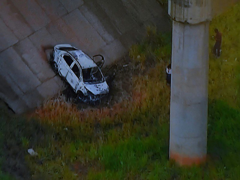 Photo prise alors que la TV Globo News montre des images de la voiture accidentée de l'ambassadeur grec au Brésil, Kyriakos Amiridis à Rio de Janeiro le 30 décembre 2016 - VANDERLEI ALMEIDA [AFP]