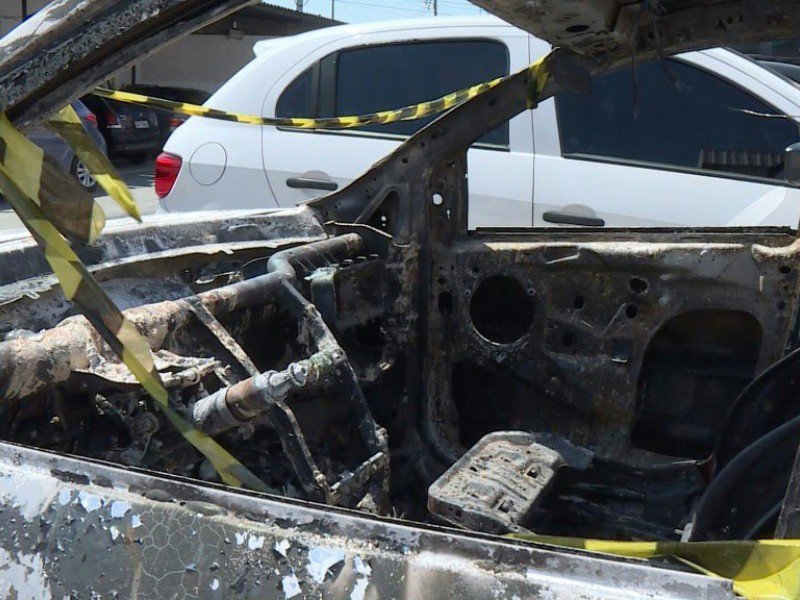 La voiture carbonisée de l'ambassadeur grec au Brésil, Kyriakos Amiridis, parquée près du commissariat de police, le 30 décembre 2016 - Marie HOSPITAL [AFP]