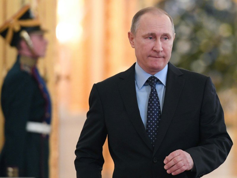 Le président russe Vladimir Poutine (C) marche à Moscou le 27 décembre 2016 - NATALIA KOLESNIKOVA [POOL/AFP/Archives]