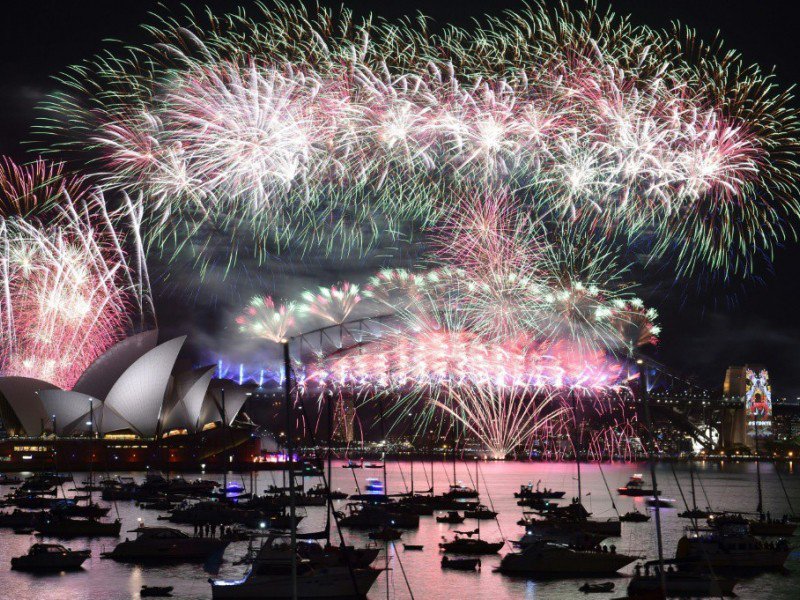 Le feu d'artifice qui a embrasé le ciel au dessus de l'opéra de Sydney le 1er janvier 2016 - Saeed KHAN [AFP/Archives]