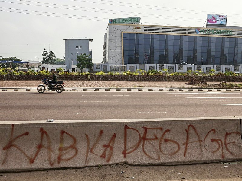 Le message "Kabila dégage" tagué sur un muret d'une avenue de Kinshasa, le 19 décembre 2016 en RDC - Eduardo SOTERAS [AFP/Archives]