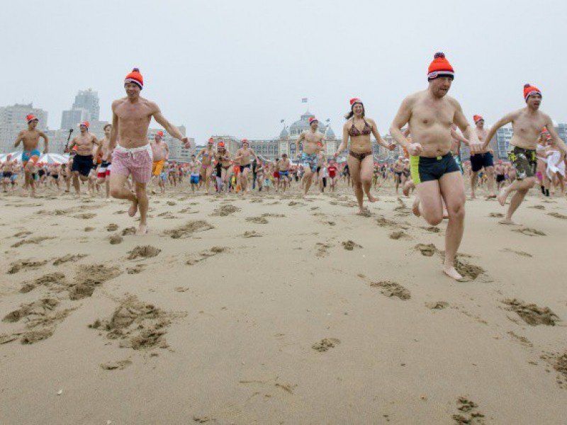Des hollandais courent vers la mer du Nord, lors du traditionnel bain du Nouvel An à Scheveningen - Bart Maat [ANP/AFP]