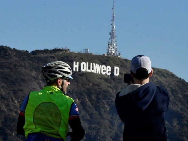 Les célèbres neuf lettres géantes blanches formant le mot "HOLLYWOOD" sur les hauteurs de Los Angeles détournées en "HOLLYWeeD" ("Weed" en anglais désigne la "marijuana", l'"herbe" ou encore le "cannabis"), le 1er janvier 2017 - Gene BLEVINS [AFP]