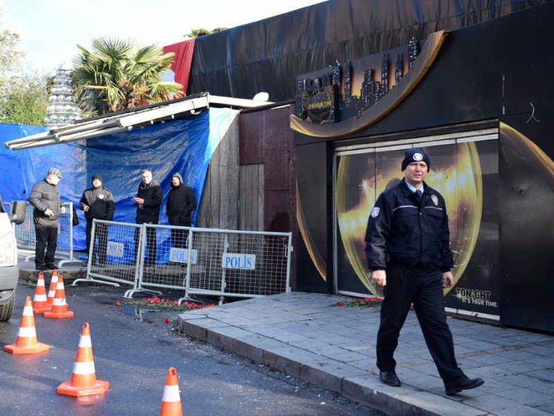Policiers devant la discothèque Reina le 1er janvier 2017 à Istanbul - YASIN AKGUL [AFP]