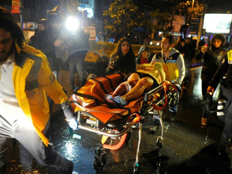 Un blessé est évacué de la discothèque Reina, le 1er janvier 2017 à Istanbul - IHLAS NEWS AGENCY [IHLAS/AFP]