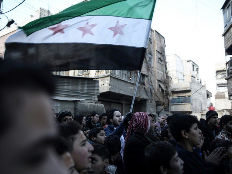 Des syriens manifestent contre le régime à Saqba, dans la banlieue est de Damas, le 30 décembre 2016, premier jour d'une trêve nationale - Sameer Al-Doumy [AFP/Archives]
