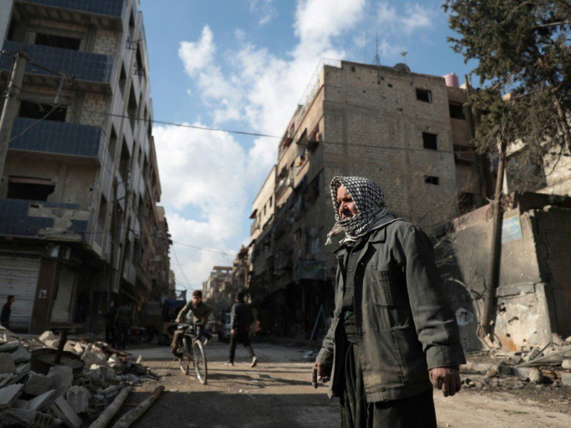Un syrien regarde les ruines de sa maison à Douma, dans la banlieue de Damas, le 30 décembre 2016 - Abd Doumany [AFP/Archives]