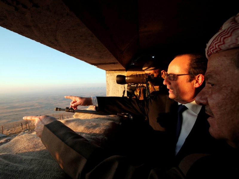 Le président François Hollande et le président de la région autonome du Kurdistan irakien Massoud Barzani, le 2 janvier 2017 sur une fortification des peshmergas dans le nord de l'Irak, à environ 15 km des positions de l'EI, retranché à Mossoul - Christophe Ena [POOL/AFP]