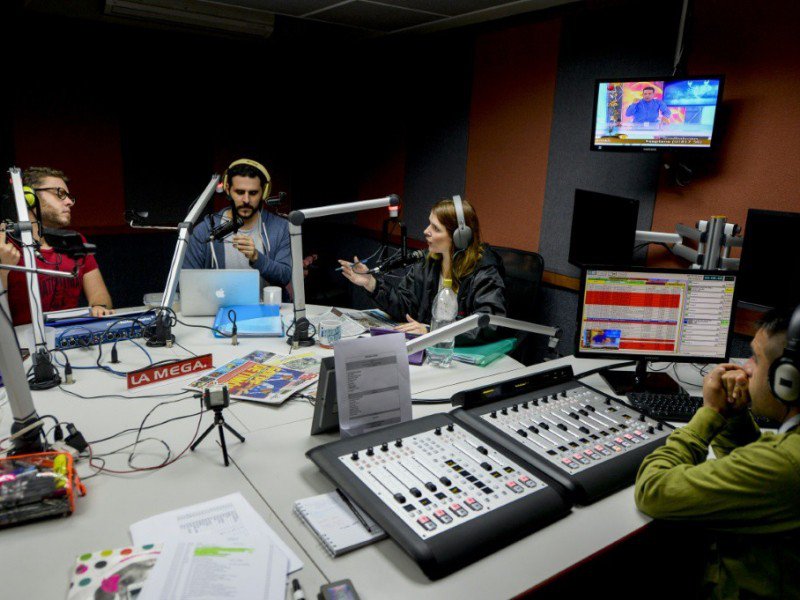 Des animateurs radio (de g à d) José Rafael Guzman, Manuel Silva et Veronica Gomez lors d'une émission radiophonique humoristique, le 6 décembre 2016 à Caracas - FEDERICO PARRA [AFP]