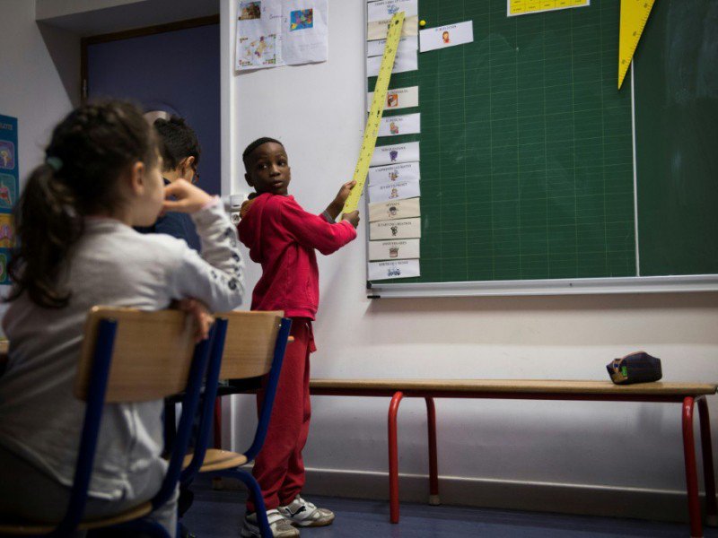Des élèves de CE1  étudient selon la pédagogie Freinet, le 12 décembre 2016 dans une école publique du XXe arrondissement à Paris - MARTIN BUREAU [AFP]