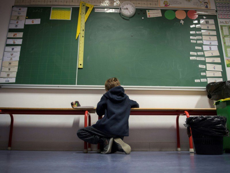 Un élève de CE1 d'une école publique du XXe arrondissement où on étudie selon la pédagogie Freinet, le 12 décembre 2016 à Paris - MARTIN BUREAU [AFP]