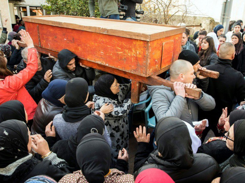 Des amis et des proches de Lian Nasser portent, le 3 janvier à Tira au nord de Tel Aviv, le cerceuil de cette jeune arabe israélienne agée de 18 ans, tuée lors de l'attentat d'Istanbul - JACK GUEZ [AFP]