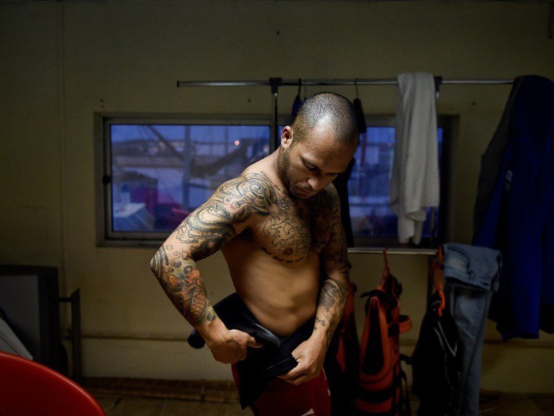 Persuadé que son destin est lié à Nazaré, Marcelo Luna s'est fait tatouer sur l'avant-bras l'image d'une vague démesurée se fracassant au pied du phare emblématique qui surplombe Praia do Norte - PATRICIA DE MELO MOREIRA [AFP]