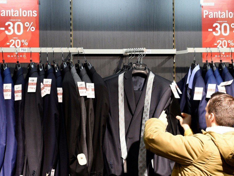 Des vêtements à prix réduits le 2 janvier 2017 dans un magasin à Talange - JEAN-CHRISTOPHE VERHAEGEN [AFP]