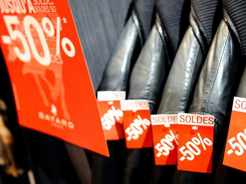Des vêtements à prix réduits le 2 janvier 2017 dans un magasin à Talange - JEAN-CHRISTOPHE VERHAEGEN [AFP]