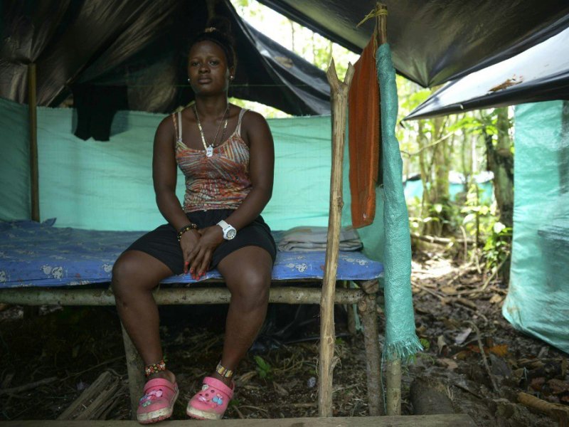 Mileidy, ancienne combattante des Farc, blessée lors du conflit il y a deux ans, pose pendant son entretien avec l'AFP, le 2 janvier 2017 depuis le campement des Farc à Vegaez, le 2 janvier 2017 - Raul ARBOLEDA [STR/AFP]