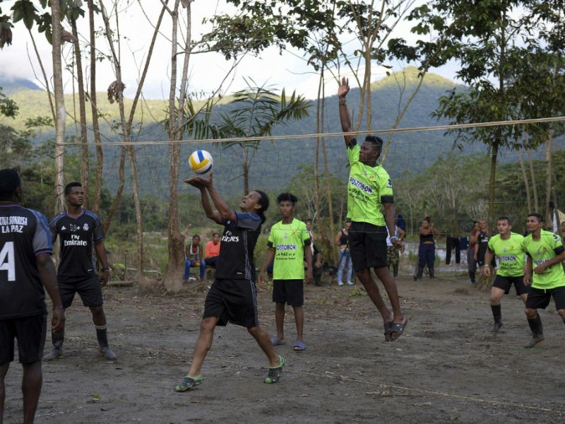 Des anciens combattants des Farc jouent au volleyball depuis le campement des Farc à Vegaez, le 2 janvier 2017 - Raul ARBOLEDA [STR/AFP]