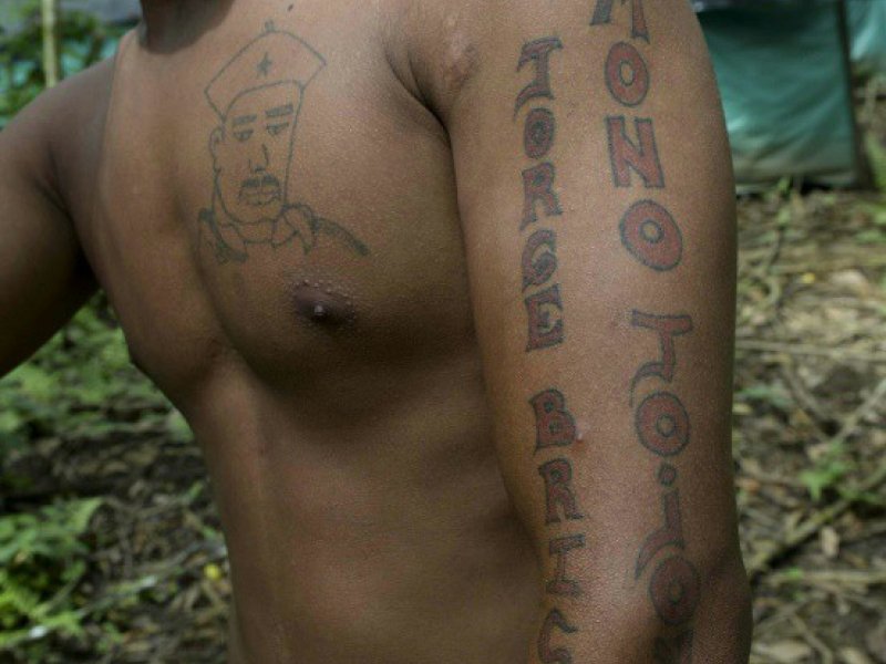 Un combattant des Farc  montre ses tatouages faisant allégance à Jorge Briceno, ancien responsable des Farc,  alias "Mono Jojoy", depuis le campement des Farc à Vegaez, le 2 janvier  2017 - Raul ARBOLEDA [STR/AFP]