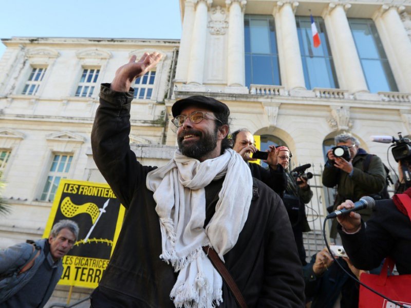 L'agriculteur Cédric Herrou avant le début de son procès à Nice pour avoir aidé des migrants, le 4 janvier 2017 - VALERY HACHE [AFP]