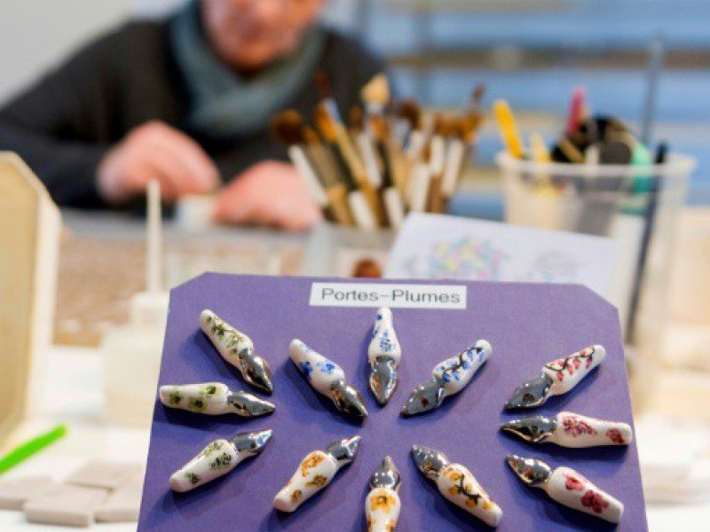 Fabrication de fèves pour les galettes des roi à la main dans un atelier d'Autreville, dans l'est de la France, le 3 novembre 2016 - Jean Christophe VERHAEGEN [AFP/Archives]