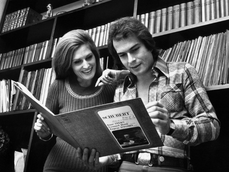 Dalida, chanteuse de variété, et son compagnon Richard Chamfray consultent en 1976 à Paris, un disque de Schubert - FRANTA BARTON [AFP/Archives]