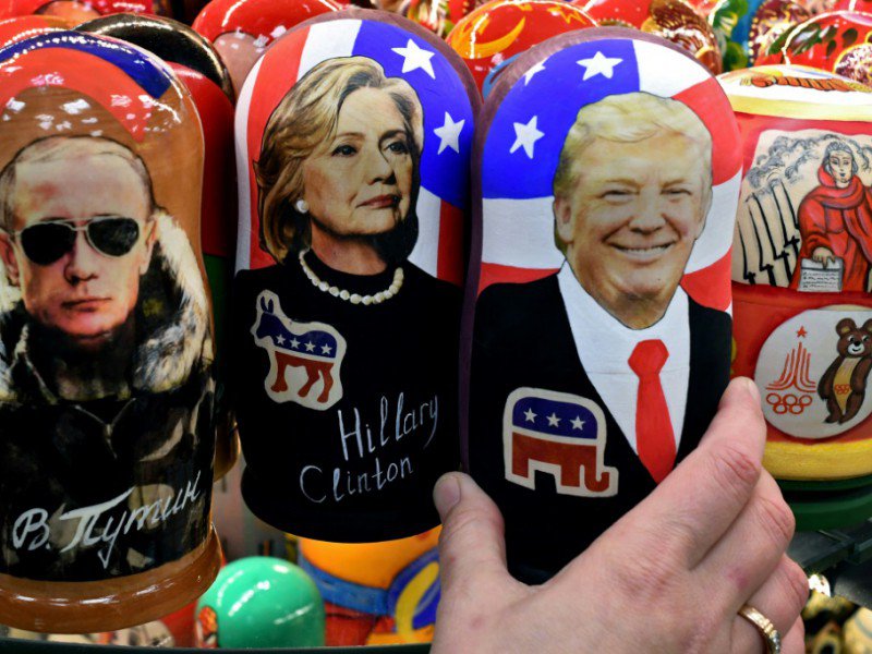 Des poupées russes traditionnelles à l'effigie de Vladimir Poutine, Hillary Clinton et Donald Trump, à Moscou, le 8 novembre 2016 - Kirill KUDRYAVTSEV [AFP]