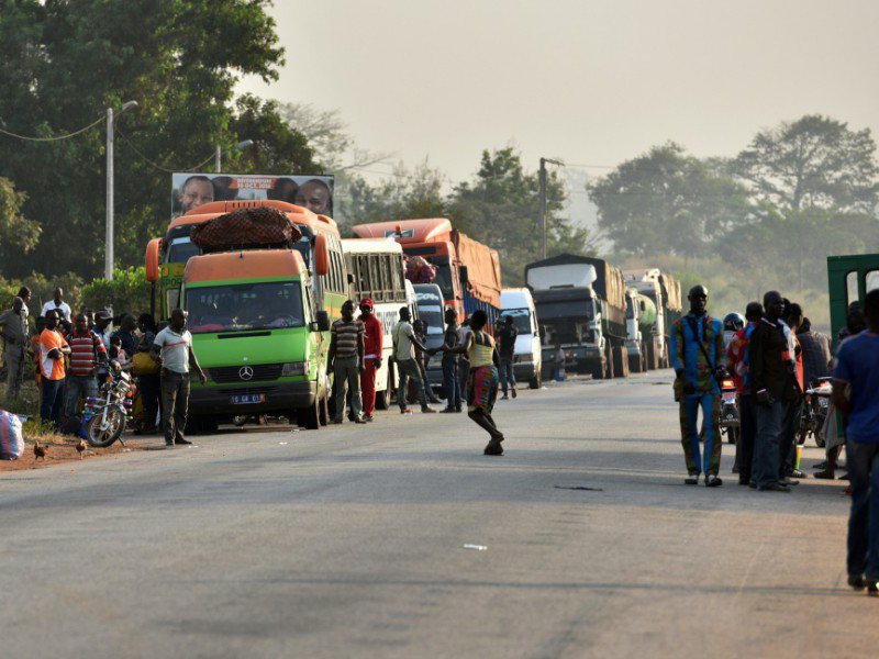 Des civils sur une route à une quinzaine de kilomètres de Bouaké, après la prise de contrôle de la ville par des mutins, le 6 janvier 2017 - Sia KAMBOU [AFP]