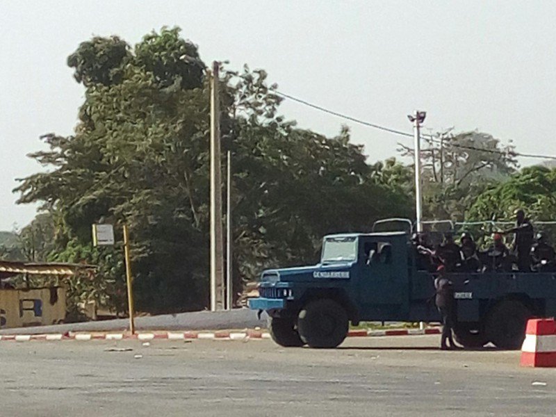 Des gendarmes ivoiriens à l'entrée d'un camp militaire de Bouaké, le 6 janvier 2017 - STR [AFP]