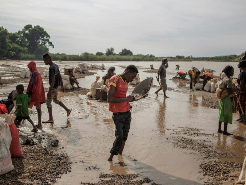 Des Malgaches tamisent la terre à la recherche de saphirs dans la région de Sakaraha, le 2 décembre 2016 - GIANLUIGI GUERCIA [AFP]