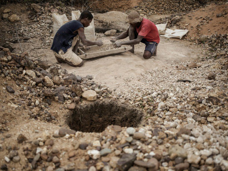 Des mineurs malgaches à la recherche de saphirs, dans un gisement près de Sakaraha, le 2 décembre 2016 - GIANLUIGI GUERCIA [AFP]