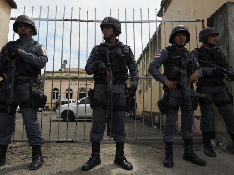 Des policiers devant la prison Desembargador Raimundo Vidal Pessoa à Manaus (nord du Brésil), le 8 janvier 2017 - RAPHAEL ALVES [AFP]