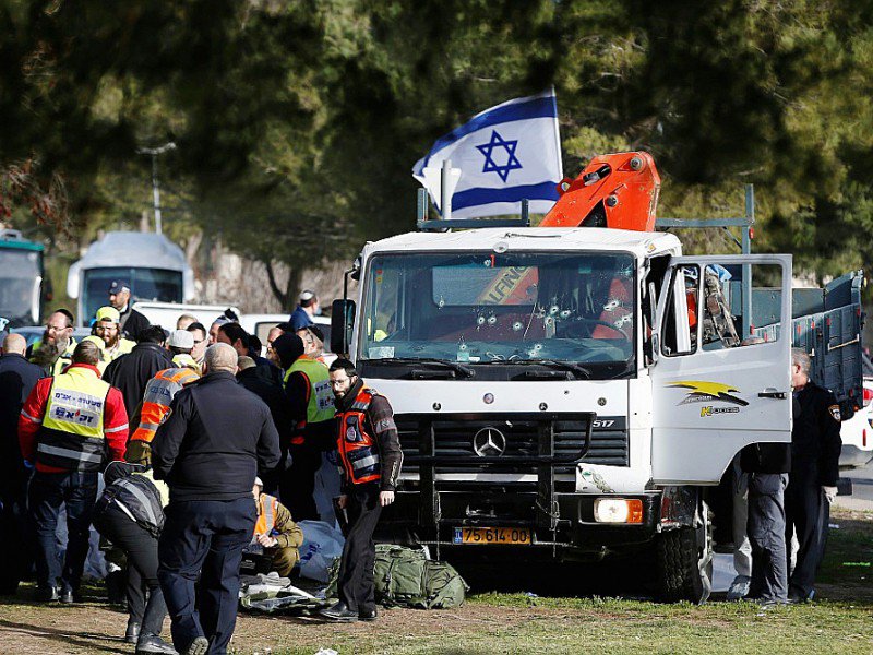 Sur le site d'une attaque au camion-bélier à Jérusalem, le 8 janvier 2017 - AHMAD GHARABLI [AFP]