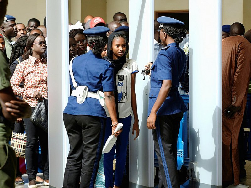 Le public se presse à l'entrée du tribunal pour le verdict du procès de Hissène Habré le 30 mai 2016 à Dakar - SEYLLOU [AFP/Archives]