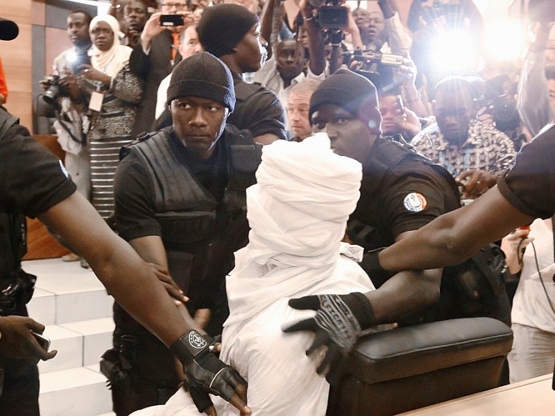 Hissène Habré amené par des gardes au tribunal le 20 juillet 2015 à Dakar - SEYLLOU [AFP/Archives]