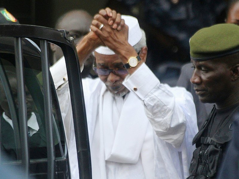 Hissène Habré à l'issue de son audition par un juge le 2 juillet 2013 à Dakar - STRINGER [AFP/Archives]