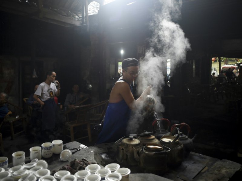 Préparation du thé à l'aube par Li Qiang, propriétaire d'une célèbre maison de thé à Chengdu, le 11 septembre 2016 - WANG ZHAO [AFP]
