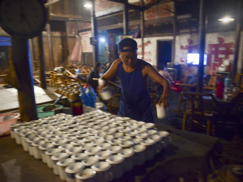 Li Qiang, prépare le 11 septembre 2016 le thé pour ses clients dans sa célèbre maison de thé à Chengdu - WANG ZHAO [AFP]
