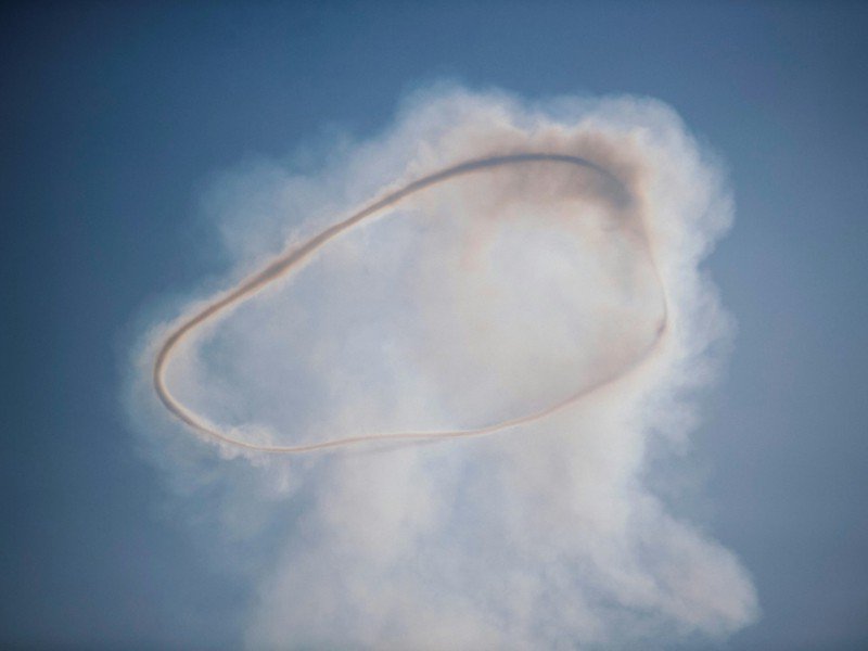 Un nuage de fumée après l'explosion d'une voiture piégée dans le ciel de Mossoul lors d'une opération militaire contre l'EI, le 8 janvier 2017 - Dimitar DILKOFF [AFP]