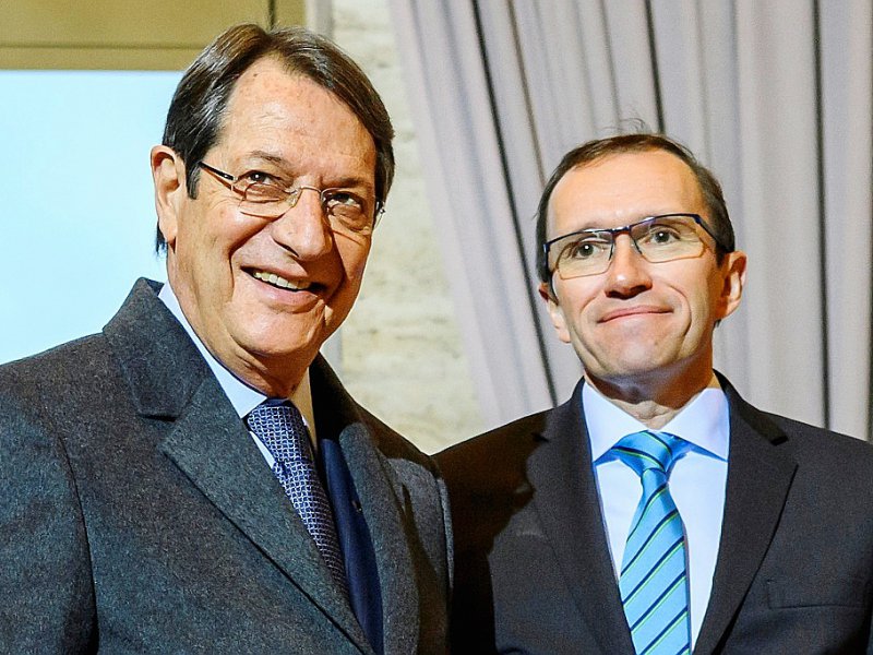 Le dirigeant chypriote grec Nicos Anastasiades (g) et le Conseiller spécial du secrétaire général de l'ONU pour Chypre, Espen Barth Eide, lors de son arrivée à Genève, le 9 janvier 2017 - FABRICE COFFRINI [AFP]