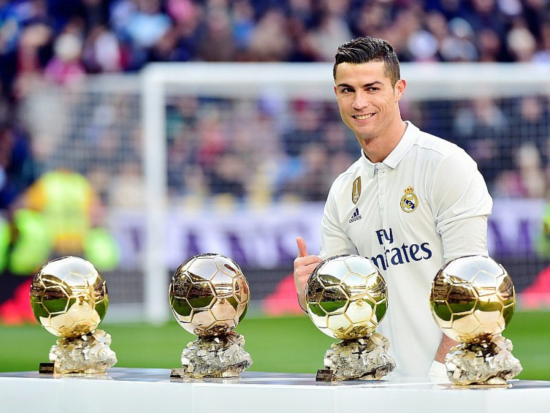 Cristiano Ronaldo avec ses quatre Ballons d'Or, le 7 janvier 2017 au stade Bernabeu avant le match Real Madrid - Grenade - GERARD JULIEN [AFP]