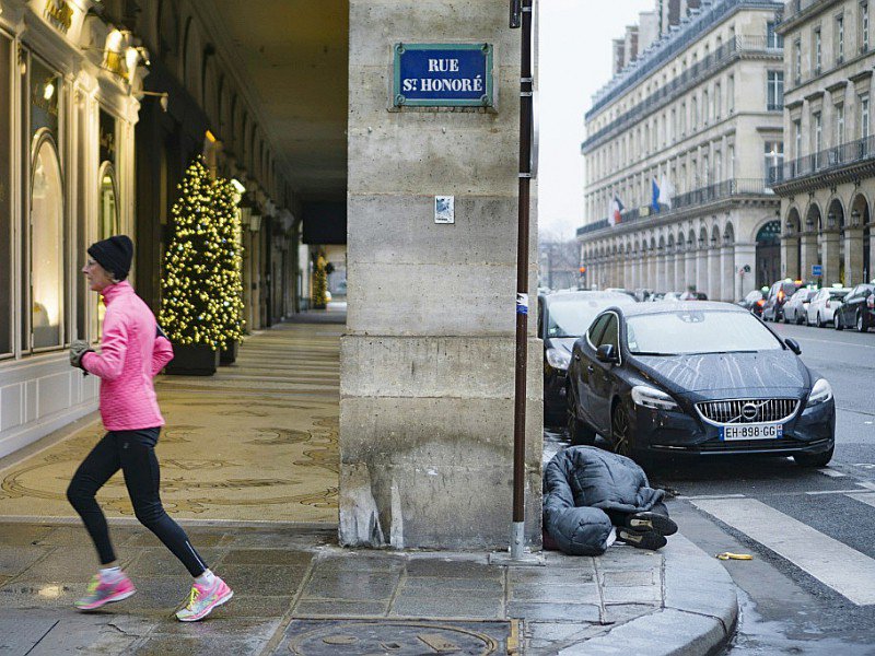 Un SDF le long d'une avenue centrale à Paris, le 8 janvier 2017 - OLIVIER MORIN [AFP]