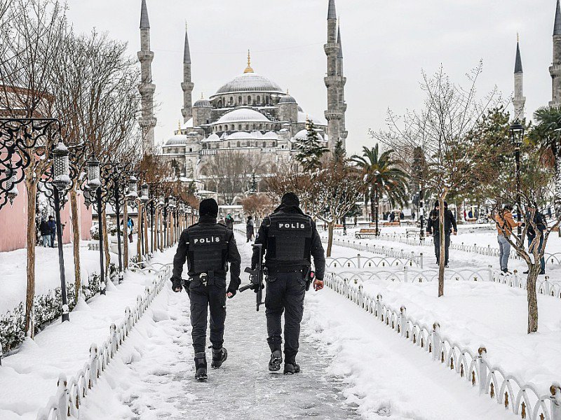 Une vague de froid et de neige a touché Istanbul, où des policiers patrouillent devant la Mosquée bleue, le  8 janvier 2017 - OZAN KOSE [AFP]