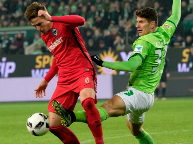 Mario Gomez (d), le 17 décembre 2016 à Wolfsburg face au défenseur de Francfort Bastian Oczipka - Peter Steffen [dpa/AFP/Archives]